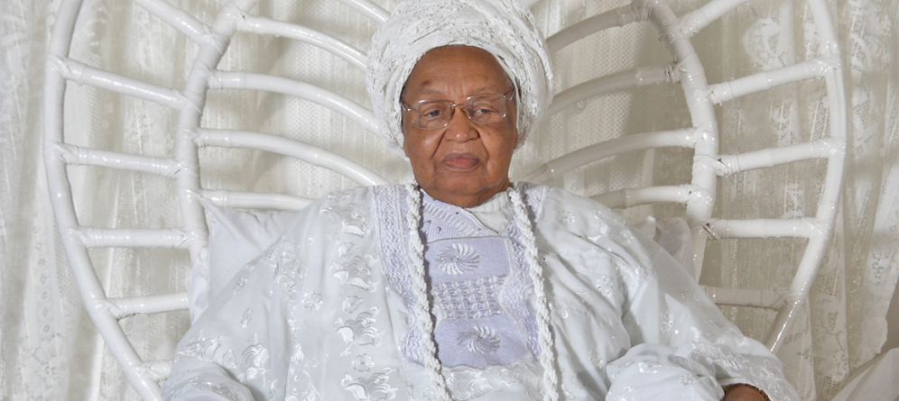 Mãe Sylvia de Oxalá em trajes cerimoniais brancos